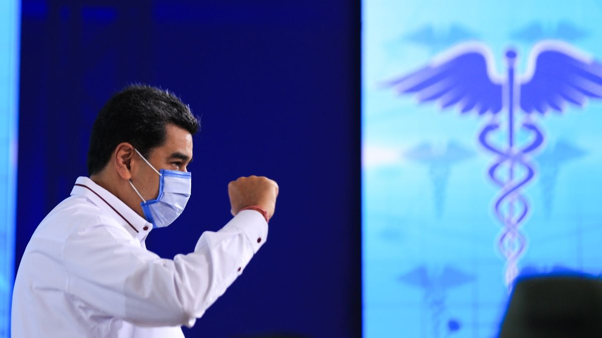 Maduro propaguje „zázračné kapky“ proti covidu-19. Vědci nadšení nesdílejí